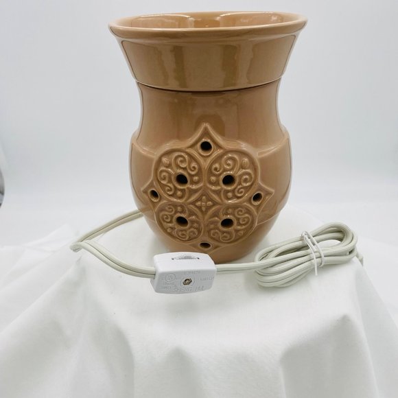 Electric scented wax melter with plumeria wax included - Picture 1 of 9
